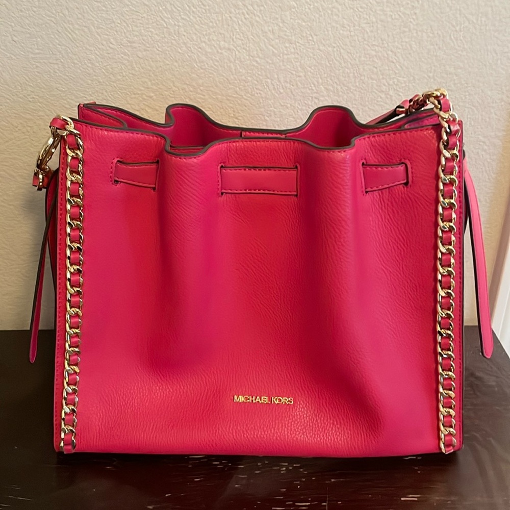 Michael kors new! Get so many compliments on this bag!